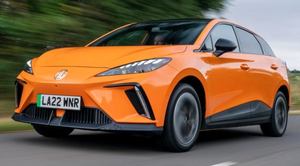 Чисто нова електрическа кола за по-малко от 35 000 евро? Това със сигурност е рядко явление в света на новите автомобили, но MG4 изглежда изгодна сделка. Базовия модел SE получава официален пробег от 350 километра, но версията Long Range добавя още 100.

Разбира се, информационно-развлекателната система е малко проста, но вътре има много място, а и това е една от най-забавните коли за шофиране в своя клас. За ценителите се предлага и MG4 EV VPower, който предлага умопомрачително време за ускорение до стотака за 3,8 секунди.

Минуси
&bull; Интериорът може да бъде по-добър
&bull; Неудобни контроли на климатика със сензорен екран
&bull; Шум от пътя при по-високи скорости
